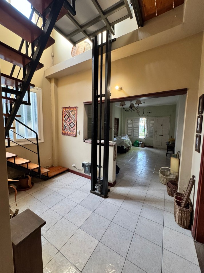 EXCELENTE CHALET DE 5 AMBIENTES EN VILLA PRIMERA