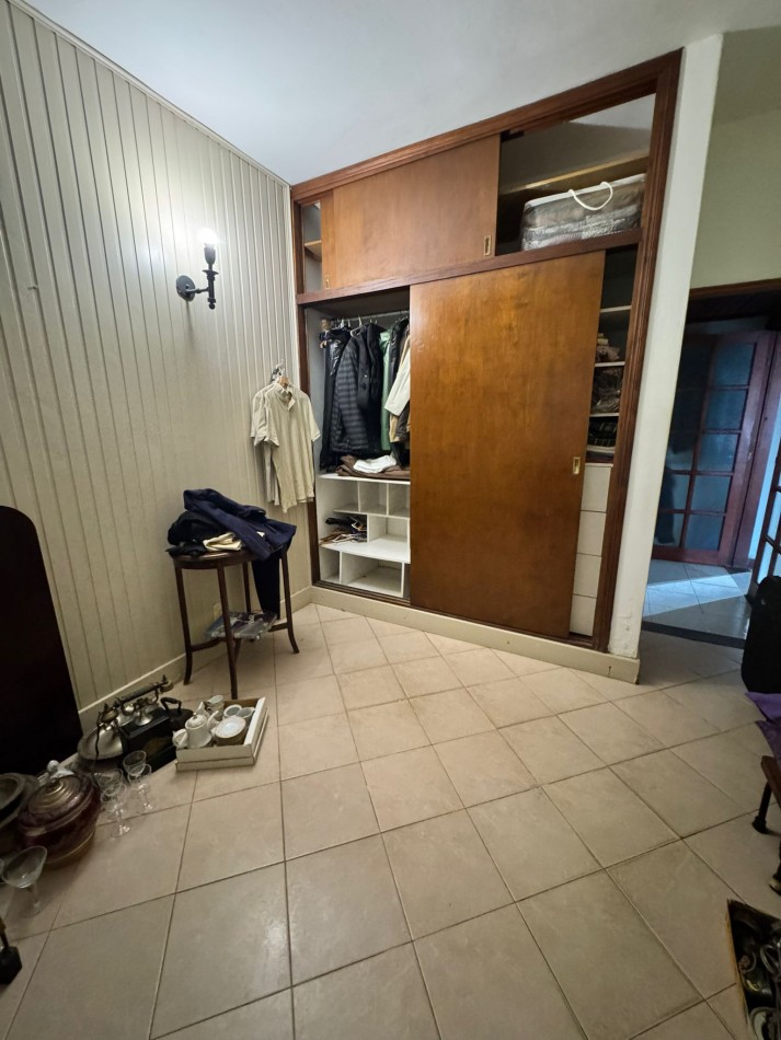 EXCELENTE CHALET DE 5 AMBIENTES EN VILLA PRIMERA