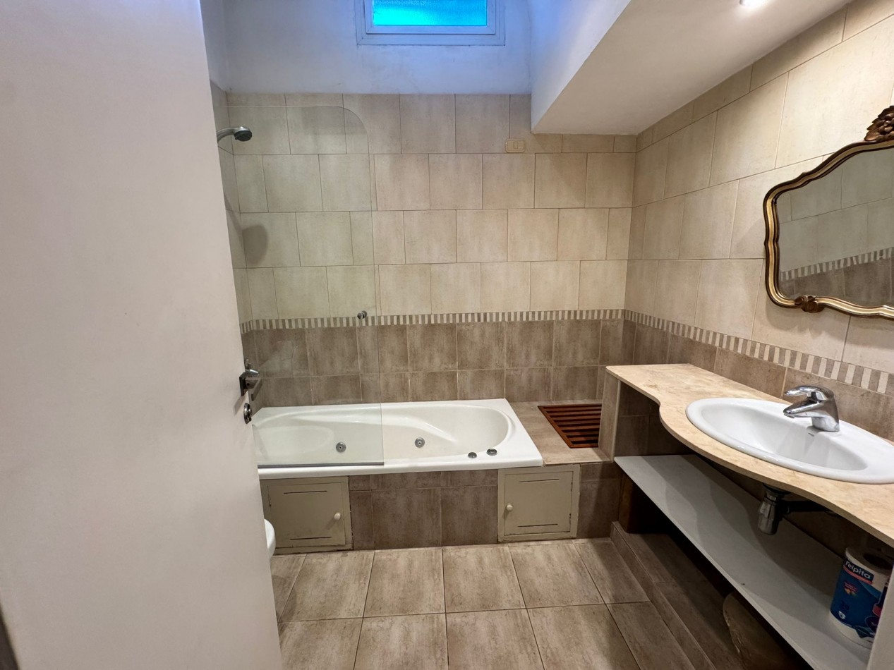 EXCELENTE CHALET DE 5 AMBIENTES EN VILLA PRIMERA