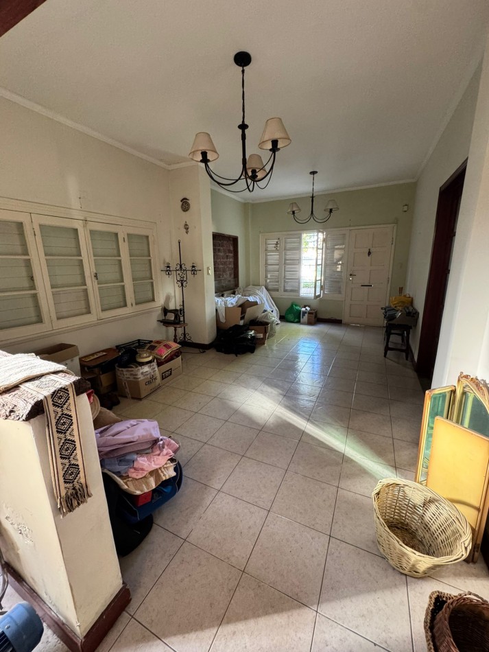 EXCELENTE CHALET DE 5 AMBIENTES EN VILLA PRIMERA