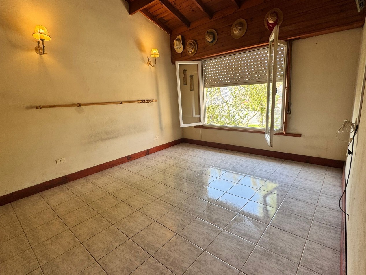 EXCELENTE CHALET DE 5 AMBIENTES EN VILLA PRIMERA