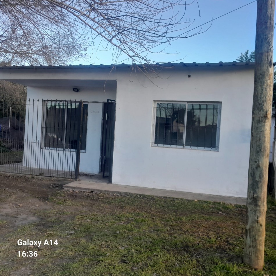 CASA DE TRES AMBIENTES CON PATIO Y COCHERA