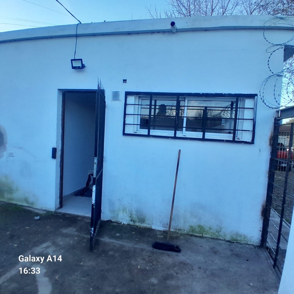 CASA DE TRES AMBIENTES CON PATIO Y COCHERA