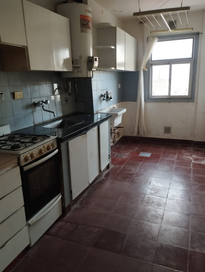 EN VENTA. 3 AMBIENTES EN COMPLEJO CERRADO, CON ESTACIONAMIENTO. APTO CREDITO. SOBRE AVENIDA LIBERTAD