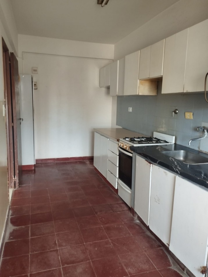 EN VENTA. 3 AMBIENTES EN COMPLEJO CERRADO, CON ESTACIONAMIENTO. APTO CREDITO. SOBRE AVENIDA LIBERTAD