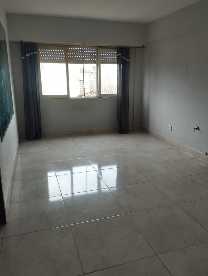 EN VENTA. 3 AMBIENTES EN COMPLEJO CERRADO, CON ESTACIONAMIENTO. APTO CREDITO. SOBRE AVENIDA LIBERTAD