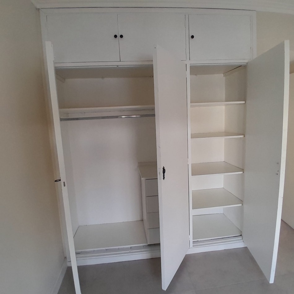 CHALET DE TRES AMBIENTES, RECICLADO. EN BARRIO VILLA PRIMERA