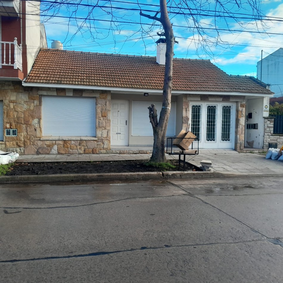 CHALET DE TRES AMBIENTES, RECICLADO. EN BARRIO VILLA PRIMERA