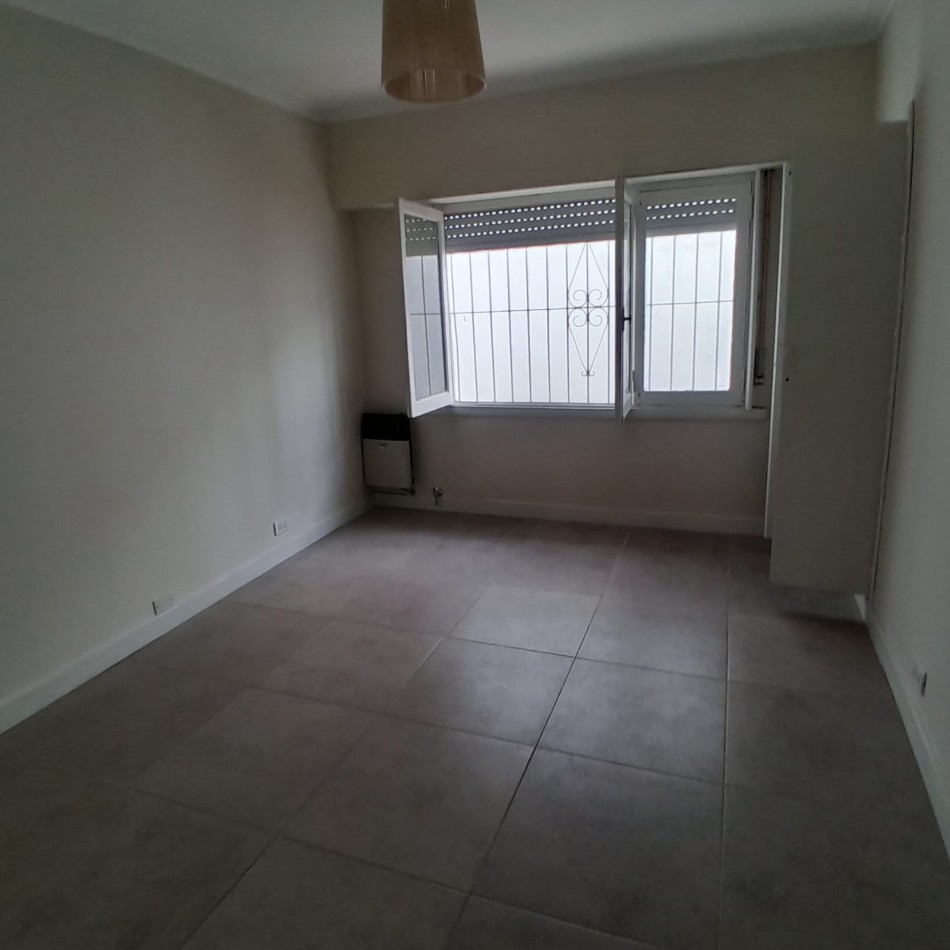 CHALET DE TRES AMBIENTES, RECICLADO. EN BARRIO VILLA PRIMERA