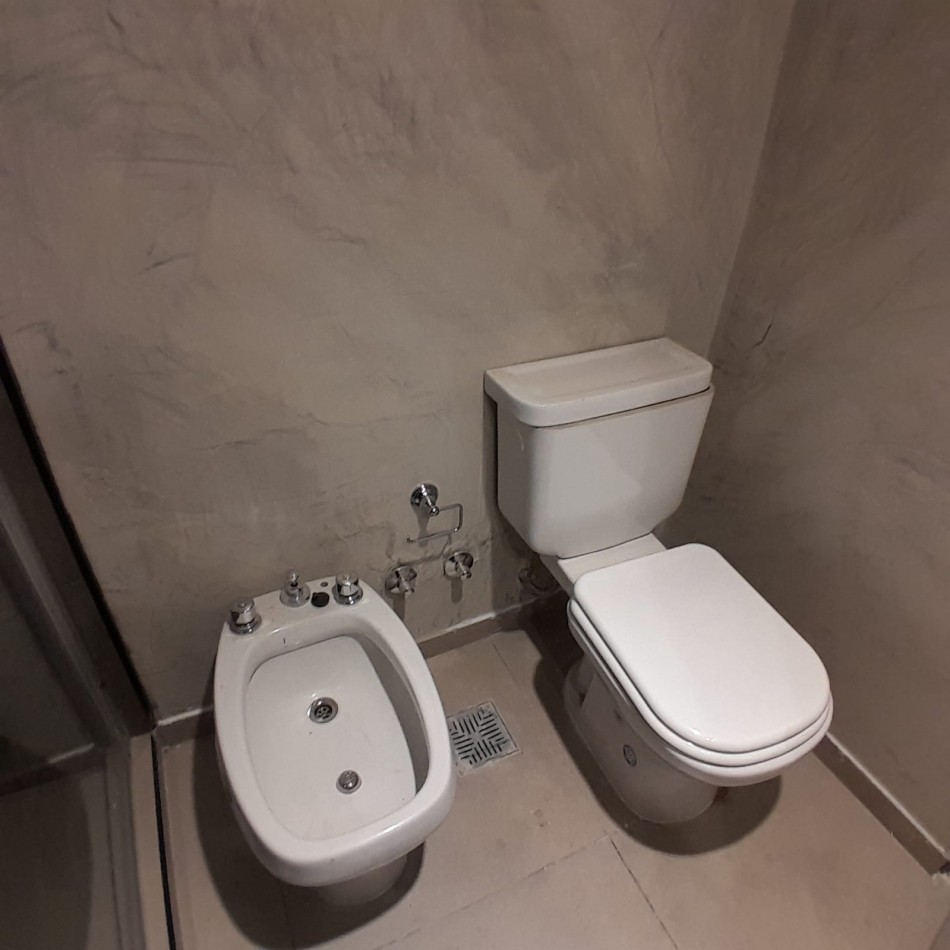 CHALET DE TRES AMBIENTES, RECICLADO. EN BARRIO VILLA PRIMERA
