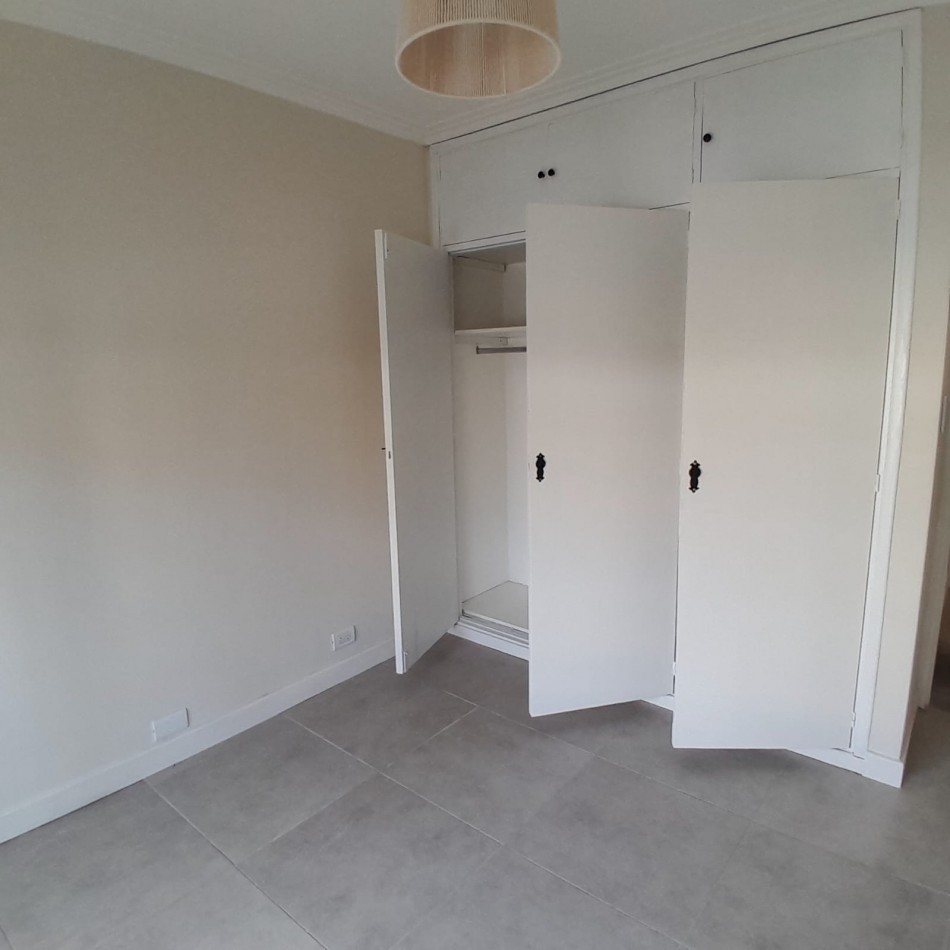 CHALET DE TRES AMBIENTES, RECICLADO. EN BARRIO VILLA PRIMERA