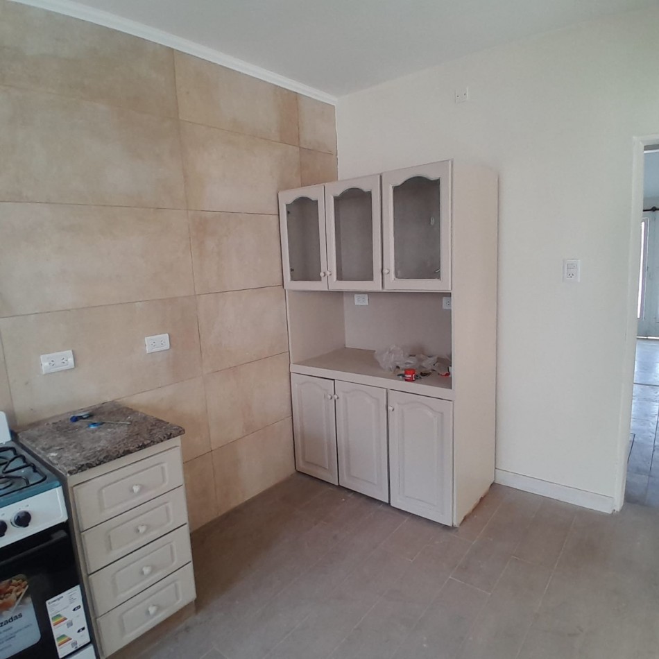 CHALET DE TRES AMBIENTES, RECICLADO. EN BARRIO VILLA PRIMERA