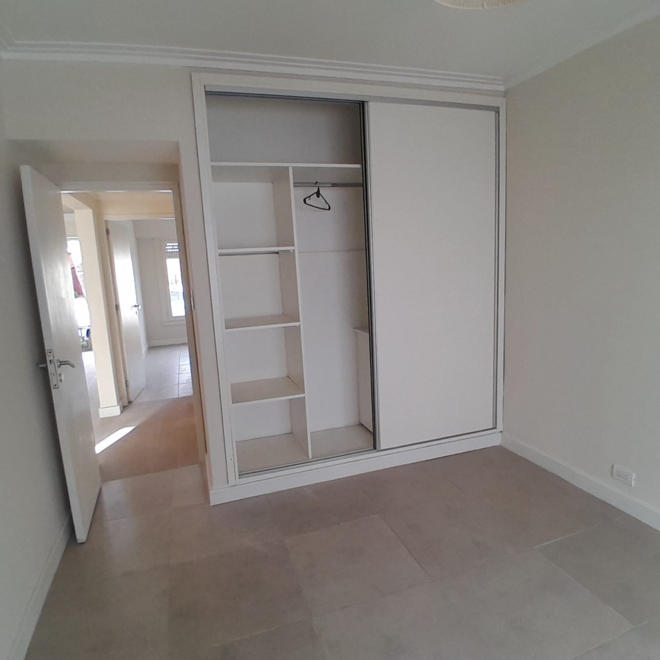 CHALET DE TRES AMBIENTES, RECICLADO. EN BARRIO VILLA PRIMERA