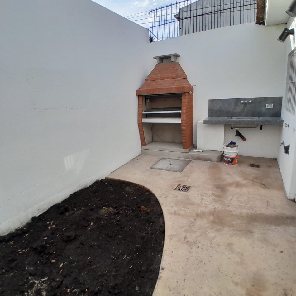 CHALET DE TRES AMBIENTES, RECICLADO. EN BARRIO VILLA PRIMERA