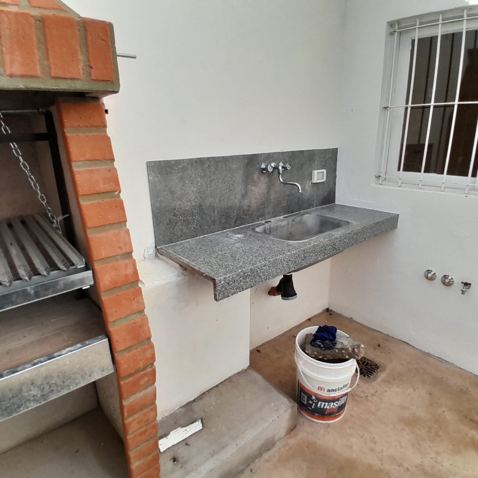 CHALET DE TRES AMBIENTES, RECICLADO. EN BARRIO VILLA PRIMERA