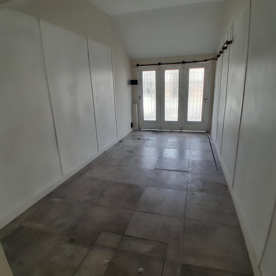 CHALET DE TRES AMBIENTES, RECICLADO. EN BARRIO VILLA PRIMERA