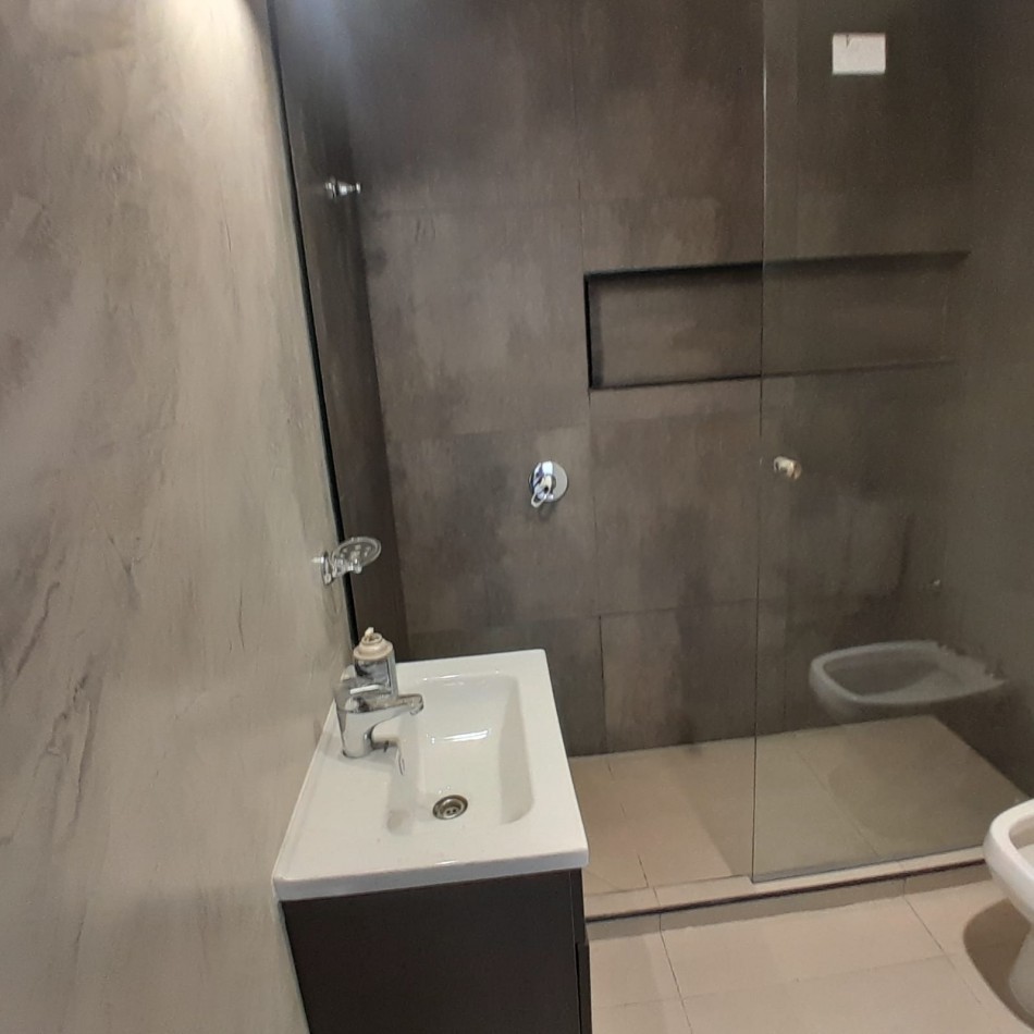 CHALET DE TRES AMBIENTES, RECICLADO. EN BARRIO VILLA PRIMERA