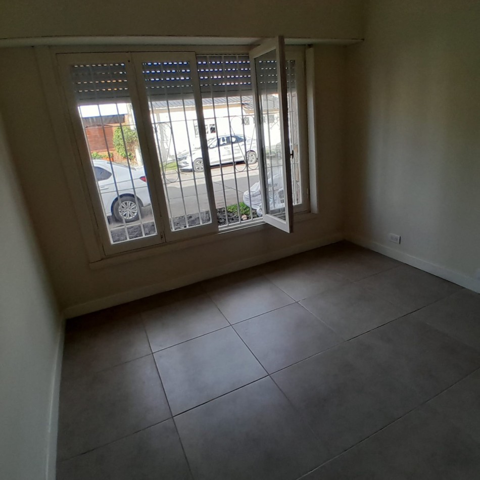 CHALET DE TRES AMBIENTES, RECICLADO. EN BARRIO VILLA PRIMERA