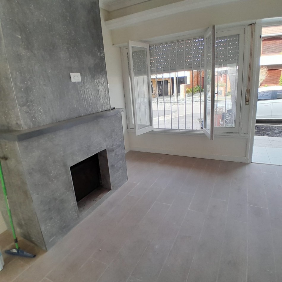 CHALET DE TRES AMBIENTES, RECICLADO. EN BARRIO VILLA PRIMERA