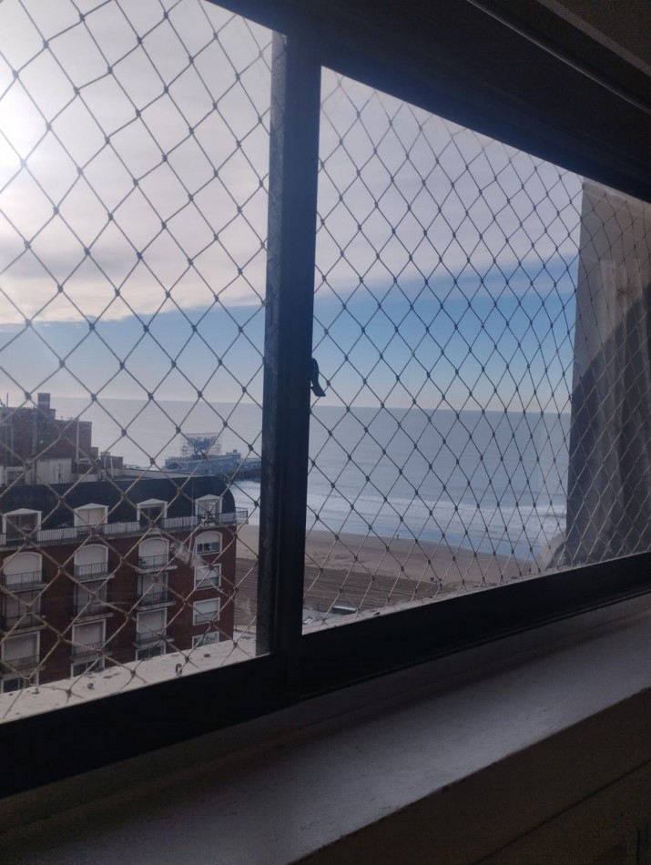 DEPARTAMENTO UN AMBIENTE CON COCHERA Y VISTA AL MAR. CENTRO
