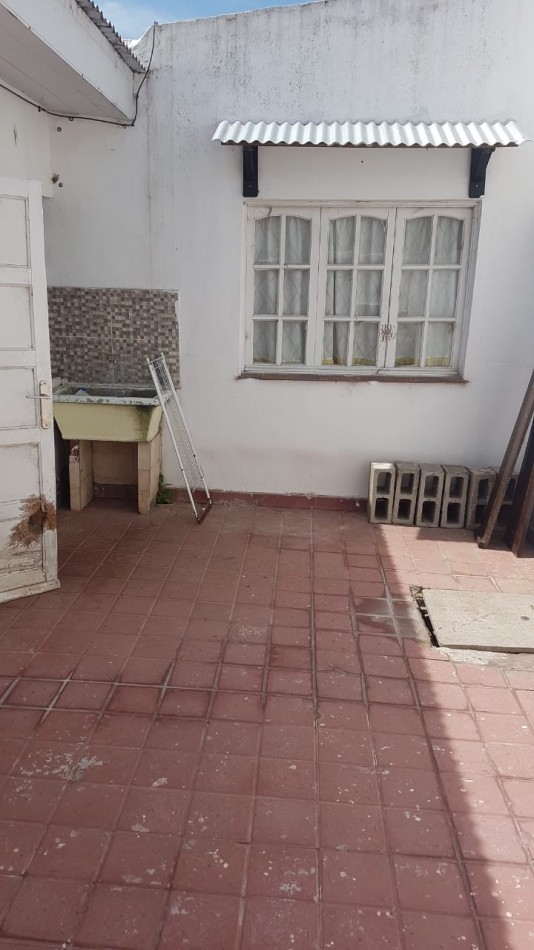 ALQUILER 24 MESES. PH POR PASILLO. TRES AMBIENTES CON PATIO. ELECTRICO