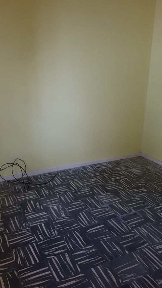 ALQUILER 24 MESES. PH POR PASILLO. TRES AMBIENTES CON PATIO. ELECTRICO