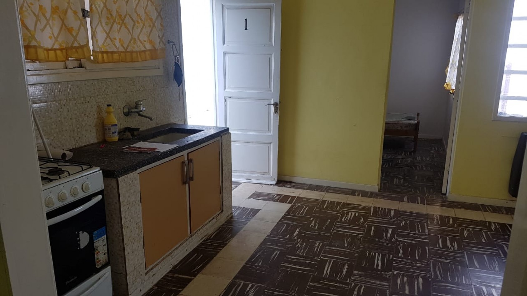 ALQUILER 24 MESES. PH POR PASILLO. TRES AMBIENTES CON PATIO. ELECTRICO