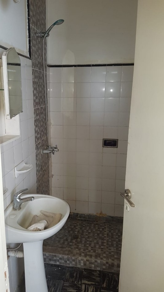 ALQUILER 24 MESES. PH POR PASILLO. TRES AMBIENTES CON PATIO. ELECTRICO