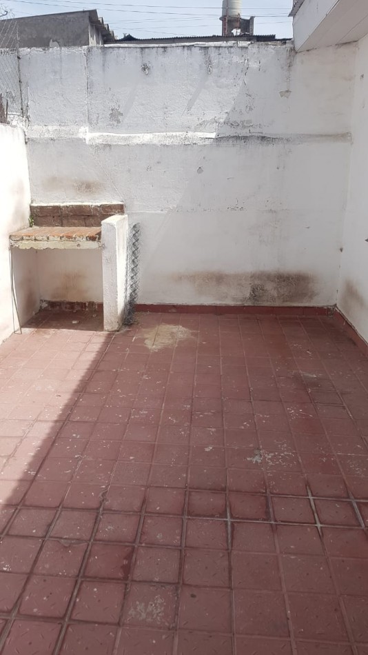 ALQUILER 24 MESES. PH POR PASILLO. TRES AMBIENTES CON PATIO. ELECTRICO