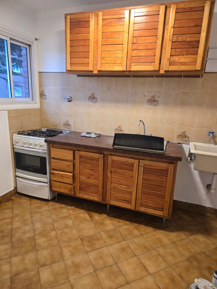 ALQUILER 24 MESES. DPTO DOS AMBIENTES EN COMPLEJO CERRADO. CON ESPACIO DE COCHERA Y SEGURIDAD