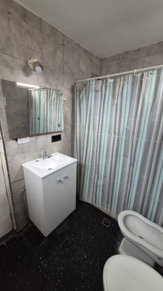PH DE 3 AMBIENTES INTERNO, EN URUGUAY AL 2500.