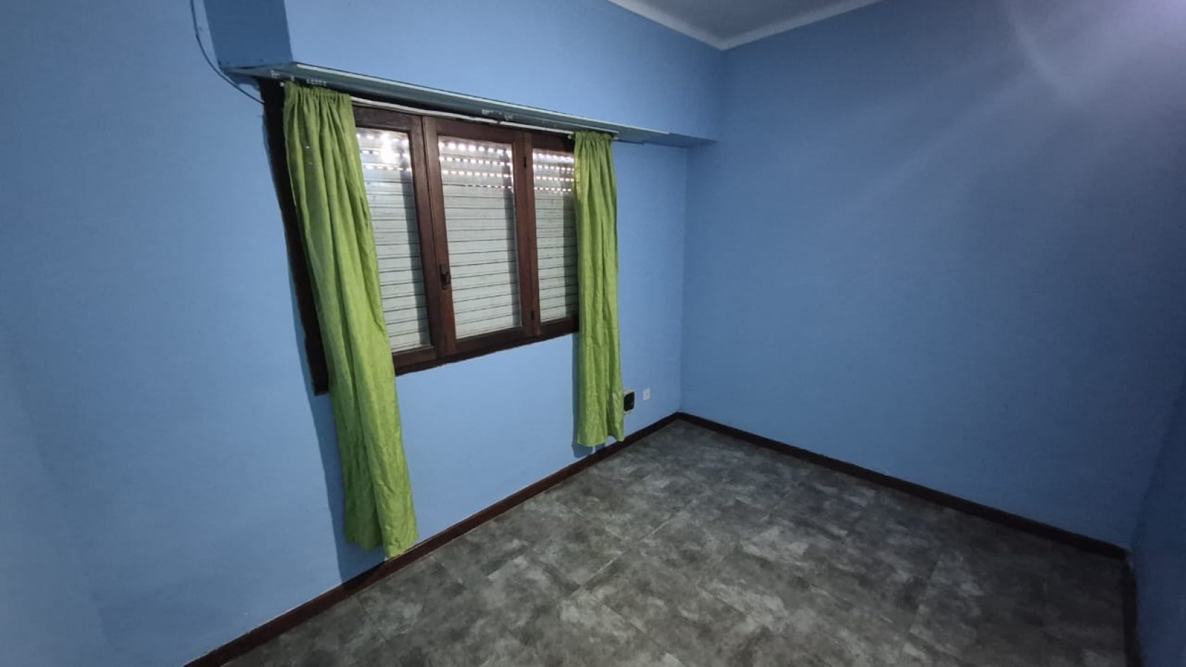 PH DE 3 AMBIENTES INTERNO, EN URUGUAY AL 2500.