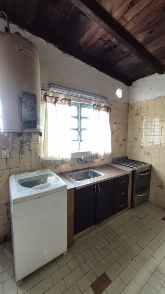 PH DE 3 AMBIENTES INTERNO, EN URUGUAY AL 2500.