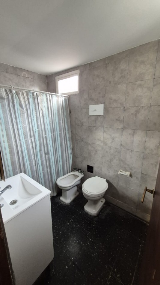 PH DE 3 AMBIENTES INTERNO, EN URUGUAY AL 2500.