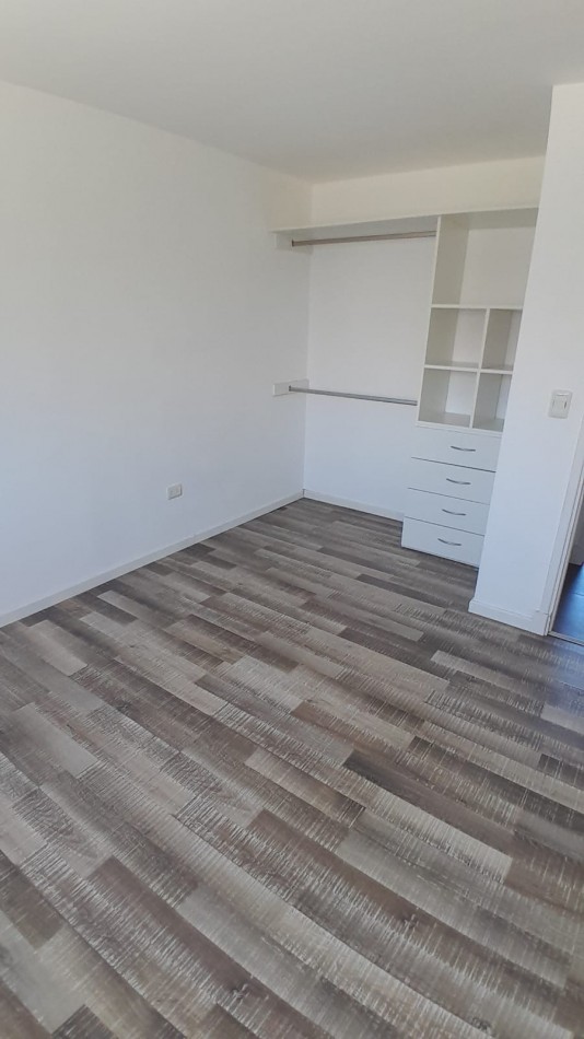 MODERNO DUPLEX DE 3 AMBIENTES CON ENTRADA DE AUTO