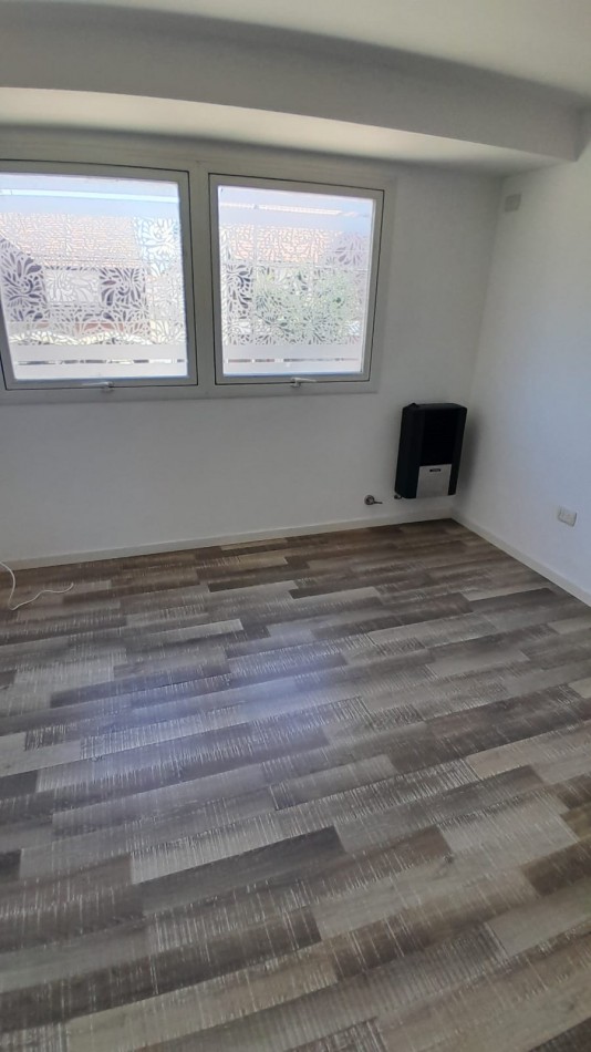MODERNO DUPLEX DE 3 AMBIENTES CON ENTRADA DE AUTO