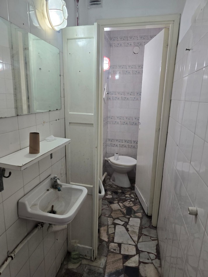 LOCAL CON VIDRIERA A LA CALLE, EN EXCELENTE ZONA DE VILLA PRIMERA