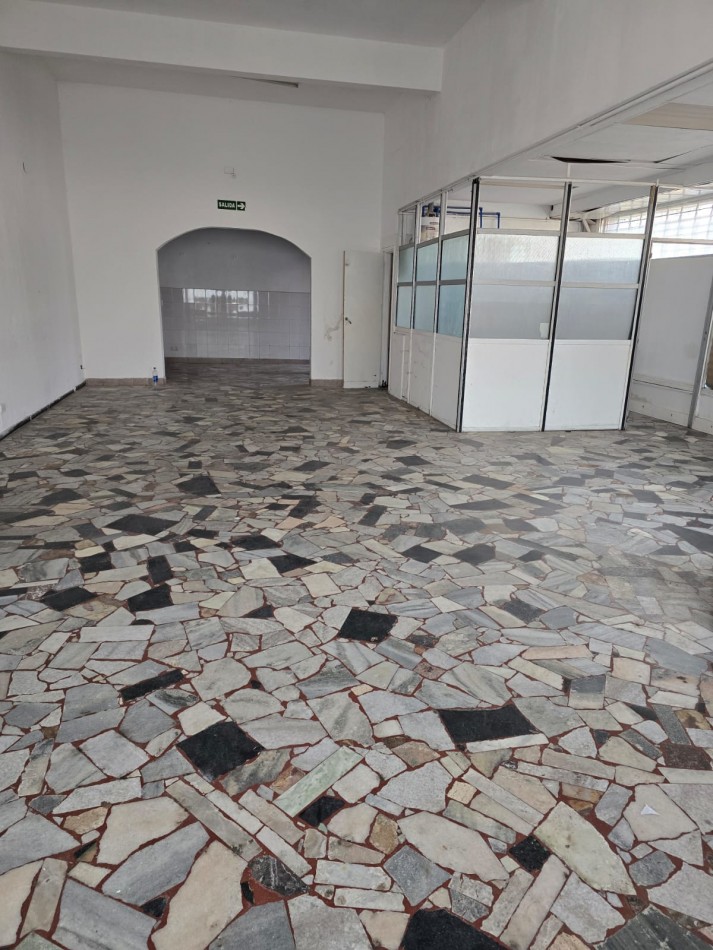 LOCAL CON VIDRIERA A LA CALLE, EN EXCELENTE ZONA DE VILLA PRIMERA