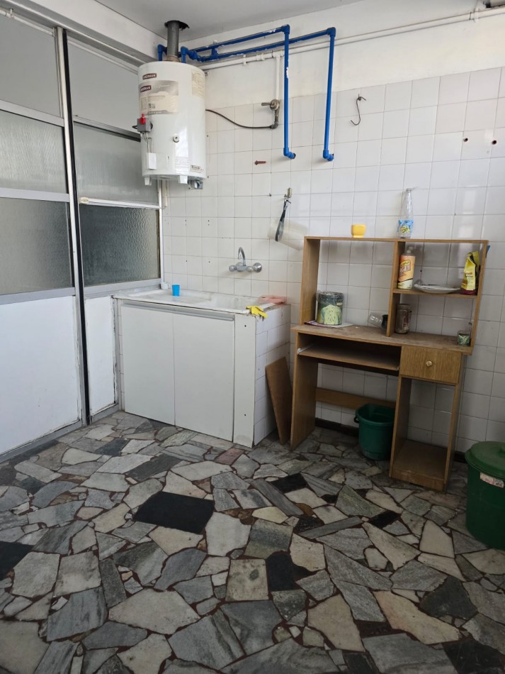 LOCAL CON VIDRIERA A LA CALLE, EN EXCELENTE ZONA DE VILLA PRIMERA