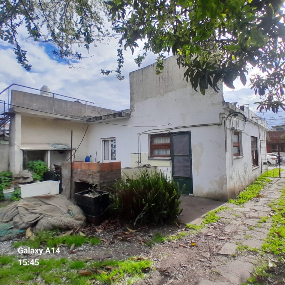 A RECICLAR: CASA DE 3 AMBIENTES MAS DEPTO AL FONDO EN LA PAMPA AL 2400