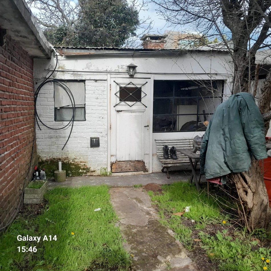 A RECICLAR: CASA DE 3 AMBIENTES MAS DEPTO AL FONDO EN LA PAMPA AL 2400
