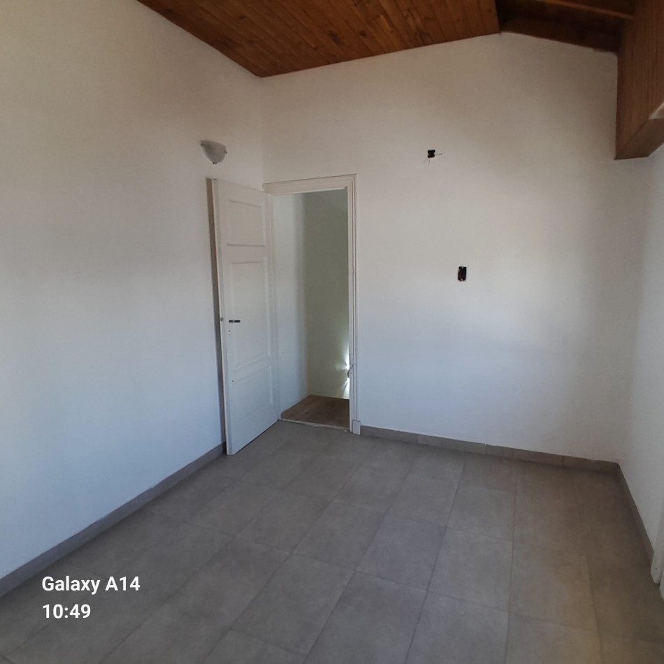 CASA RECICLADA DE 4 AMBIENTES EN BARRIO SARMIENTO
