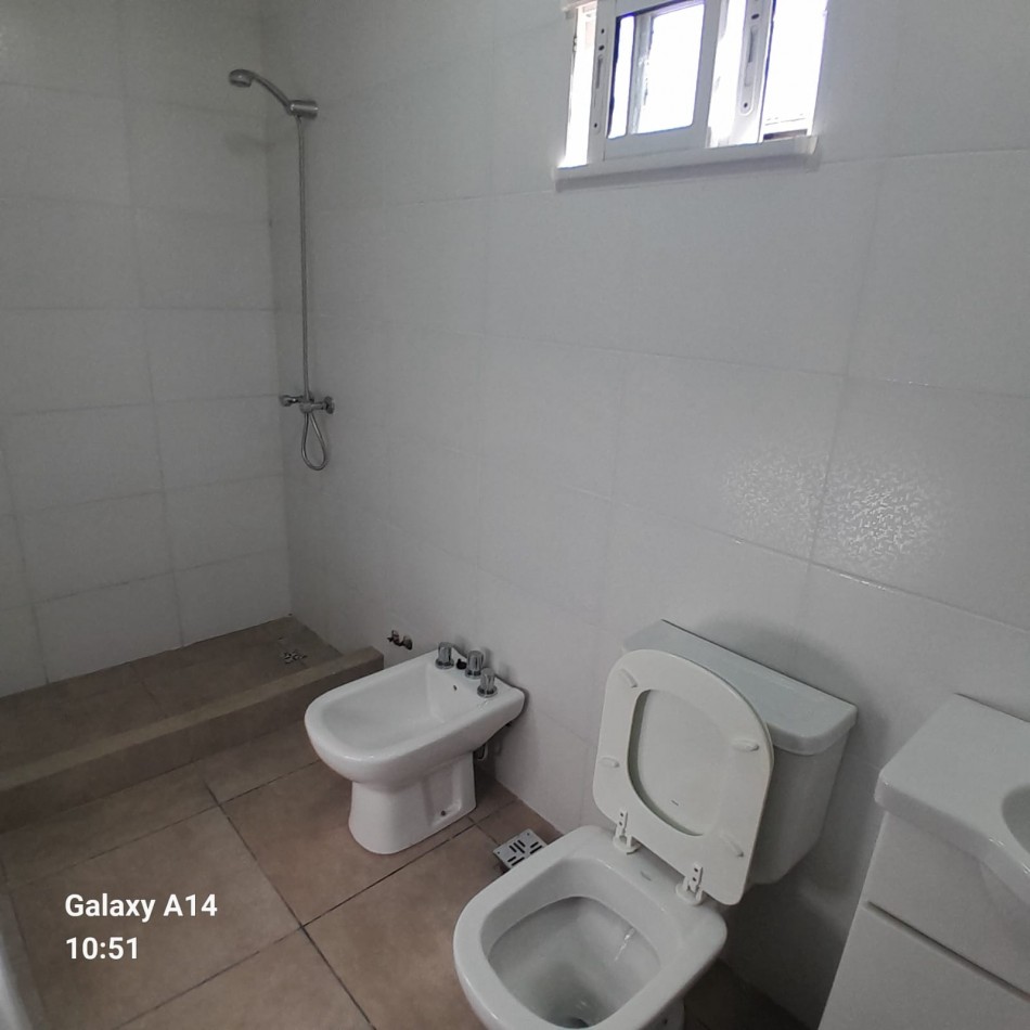 CASA RECICLADA DE 4 AMBIENTES EN BARRIO SARMIENTO