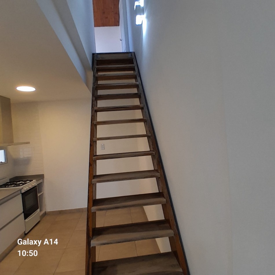 CASA RECICLADA DE 4 AMBIENTES EN BARRIO SARMIENTO