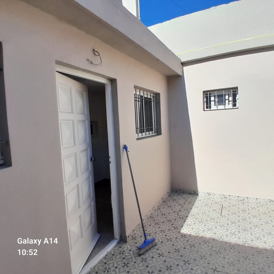 CASA RECICLADA DE 4 AMBIENTES EN BARRIO SARMIENTO