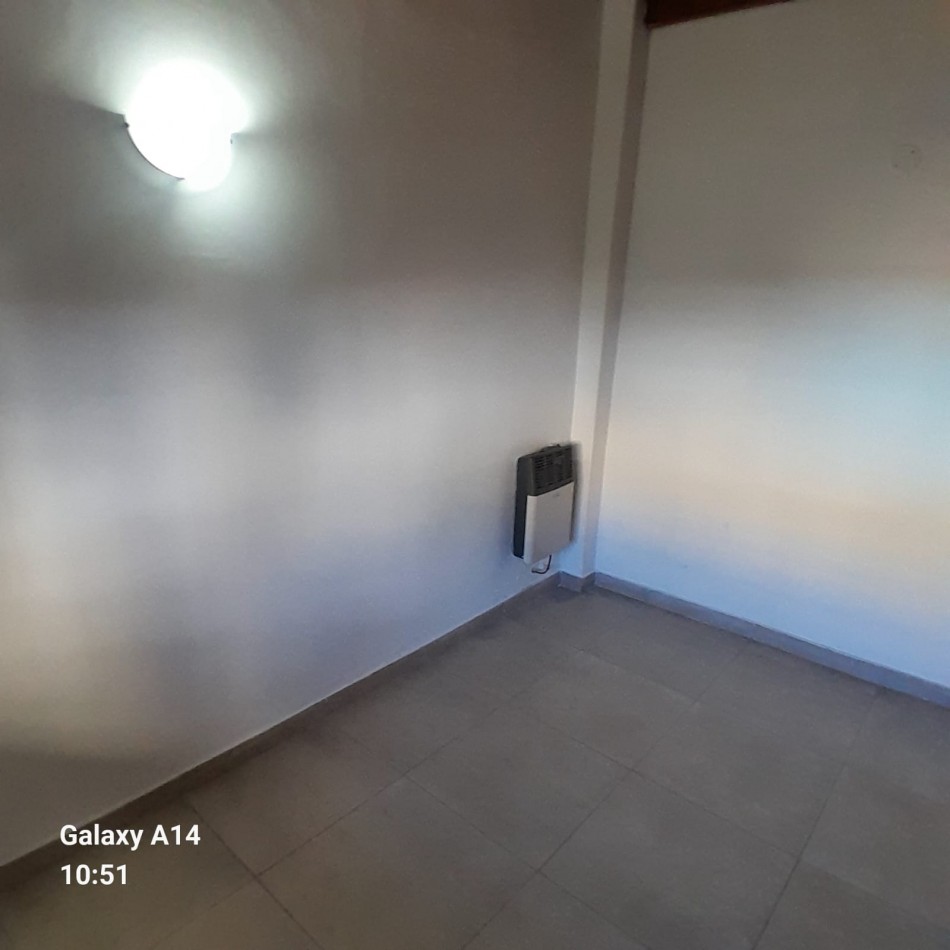 CASA RECICLADA DE 4 AMBIENTES EN BARRIO SARMIENTO