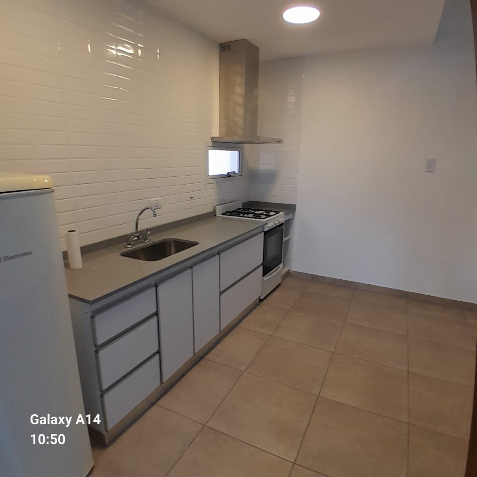 CASA RECICLADA DE 4 AMBIENTES EN BARRIO SARMIENTO