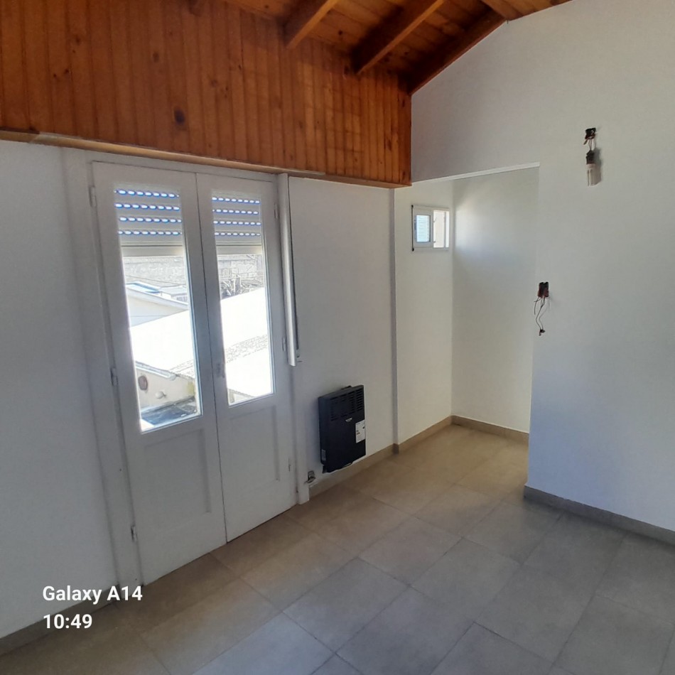 CASA RECICLADA DE 4 AMBIENTES EN BARRIO SARMIENTO