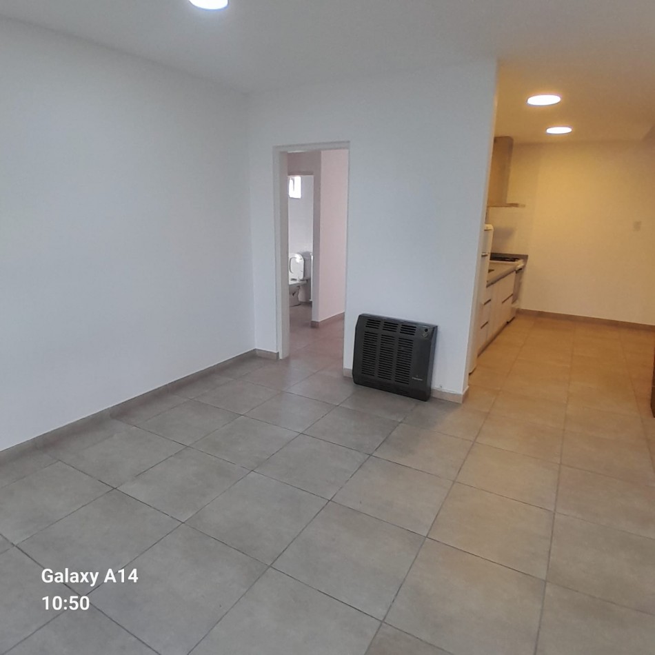 CASA RECICLADA DE 4 AMBIENTES EN BARRIO SARMIENTO