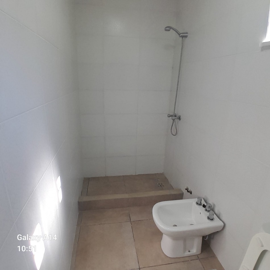 CASA RECICLADA DE 4 AMBIENTES EN BARRIO SARMIENTO